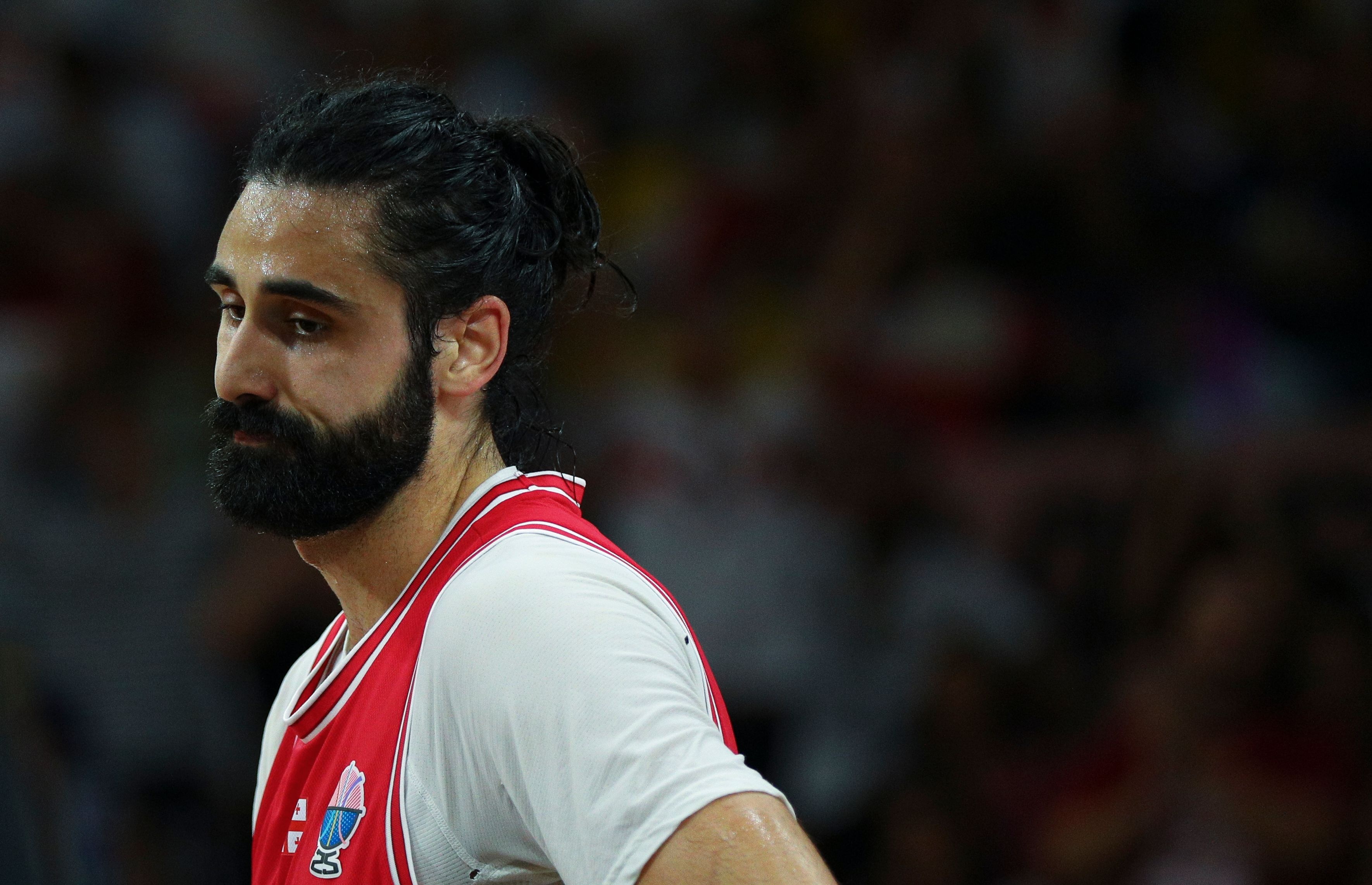 kaiyun-心态崩了!比塔泽&申格利亚相继出现大动作被吹违体 均提前离场