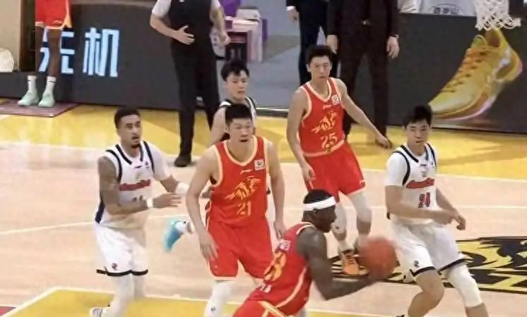 开云APP-麦考尔不去福建原因曝光：他家有喜事，全队送祝福，杜锋很人性化